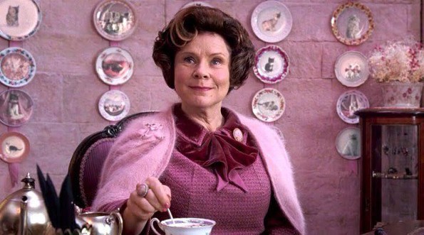 Dolores Umbridge se une a la realeza, confirman a Imelda Staunton como la Reina Isabel II en 