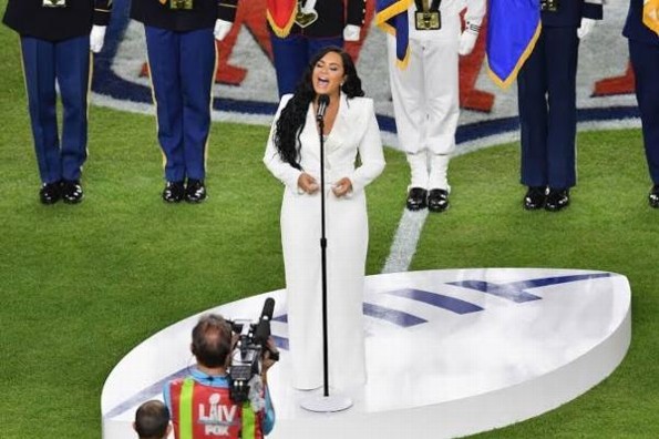 Demi Lovato impresiona al cantar el Himno Nacional en el #SuperBowl