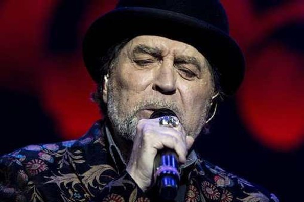 Joaquín Sabina se cae del escenario en Madrid y es sacado en camilla (+video)