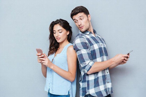 La tecnología y redes sociales transforman la vida en pareja