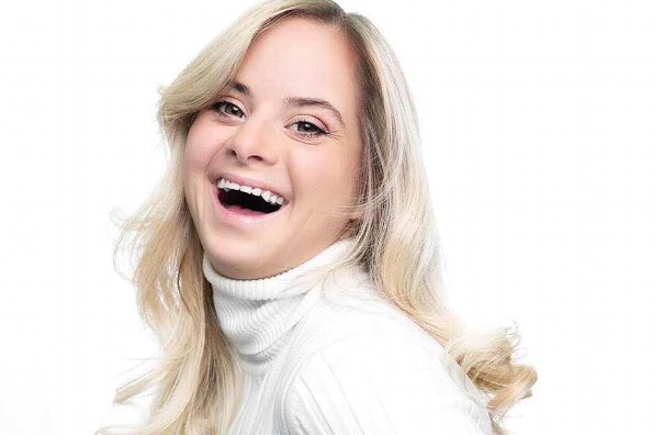 Modelo con Síndrome de Down desfila en el 