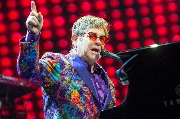 Suspende Elton John concierto tras quedarse sin voz por una neumonía (+video)