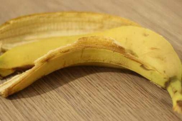 Autosatisfacción masculina con la cáscara de una banana, ¡está de moda, pero es malo!