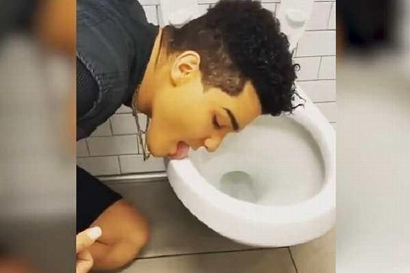 Lame inodoro público para seguir reto viral y enferma gravemente (+videos)