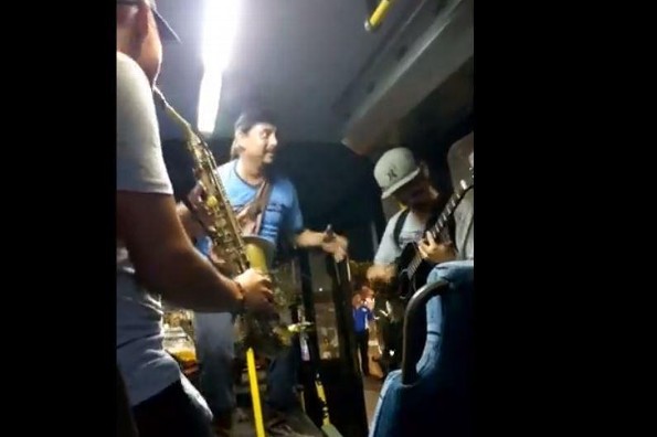 ¡Y que se arma el baile en un camión de Veracruz ruta Las Vegas! (+Video)