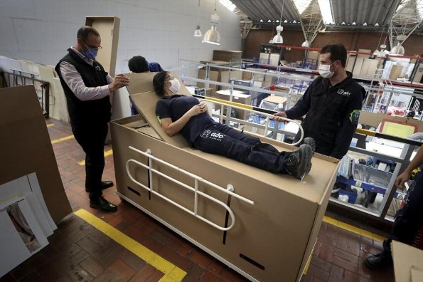 Crean cama de cartón que se convierte en ataúd (+video)