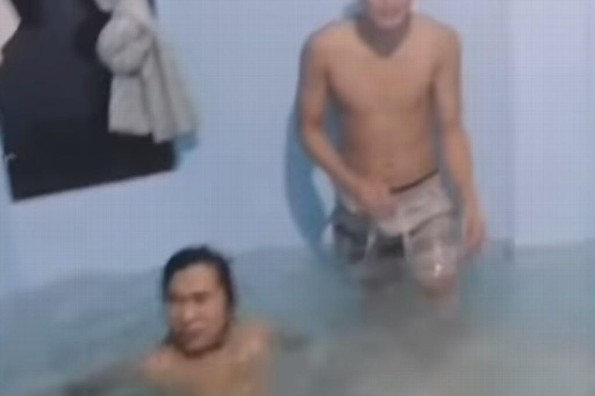 Para pasar cuarentena, familia convierte una habitación de su casa en piscina (+video)