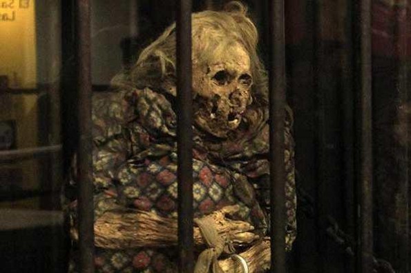 ¡Histórico! Quitarán cadenas y crucifijos a la 