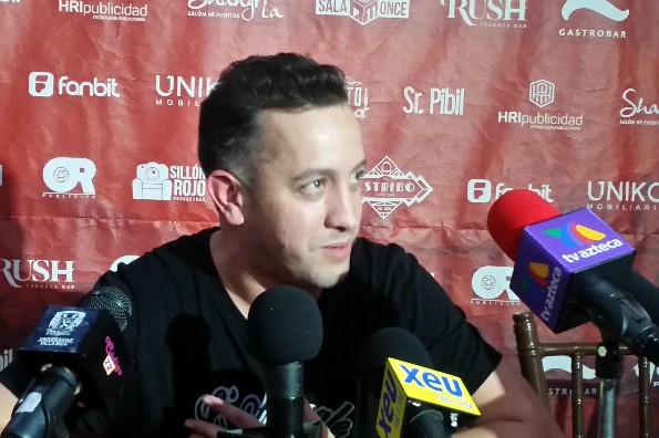 Chumel Torres obsequia una tablet al niño que hace mandados en Tamaulipas