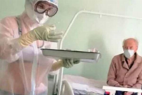 ¡Tenía calor! Enfermera atiende en ropa interior a pacientes de COVID-19