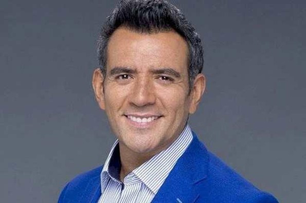 Héctor Sandarti rompe en llanto al salir de programa de TV