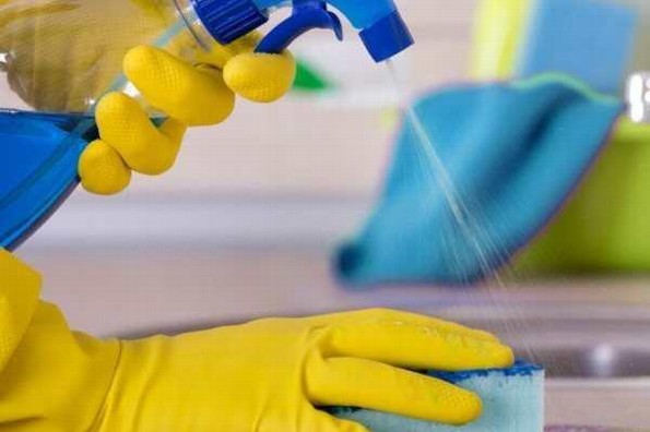 ¿Cómo desinfectar perillas, manijas de puertas y aparatos electrónicos?