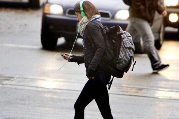 Ciudad japonesa busca prohibir el uso del celular cuando se camina