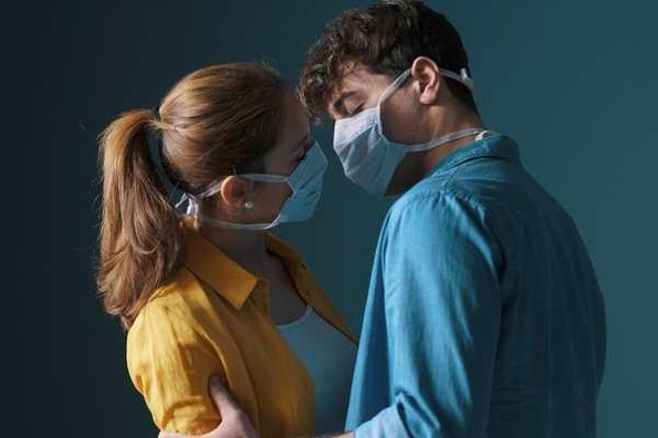 Médicos de Harvard recomiendan sexo con cubrebocas