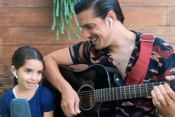 Se viraliza video de Aitana y Vadhir Derbez cantando 
