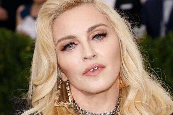 Madonna posa en topless a sus 61 años de edad (+foto)