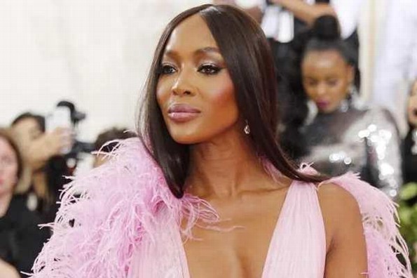 ¡Desnuda!, así posa Naomi Campbell en el metro de Nueva York (+fotos)
