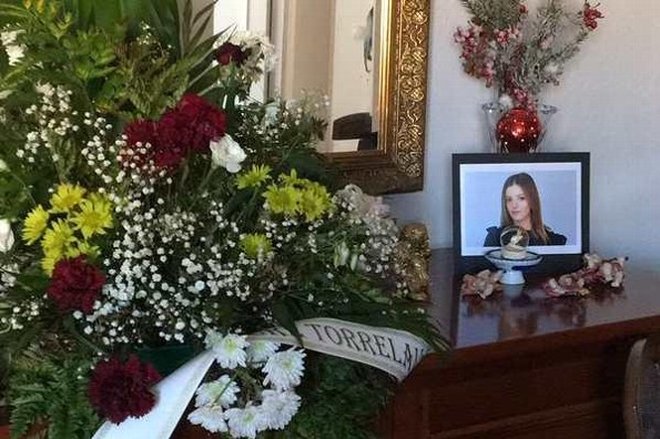 Padre desea suerte a su hija con una decoración que parecía Altar de Muerto
