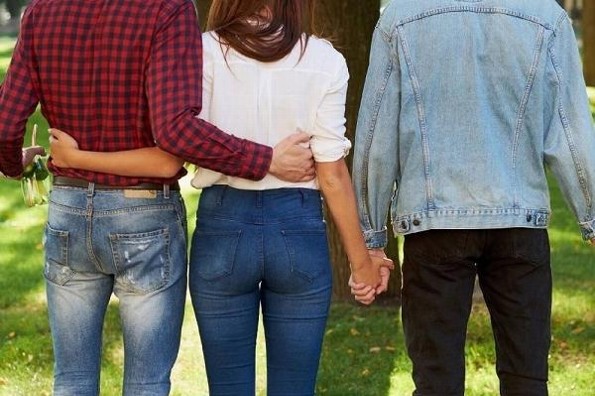 Estudio revela que las mujeres necesitan dos esposos para ser felices