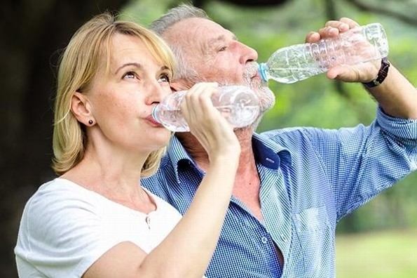 Beber agua minimiza el riesgo de infecciones
