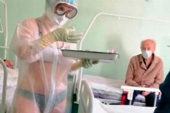 Enfermera que usó bata transparente ahora es 