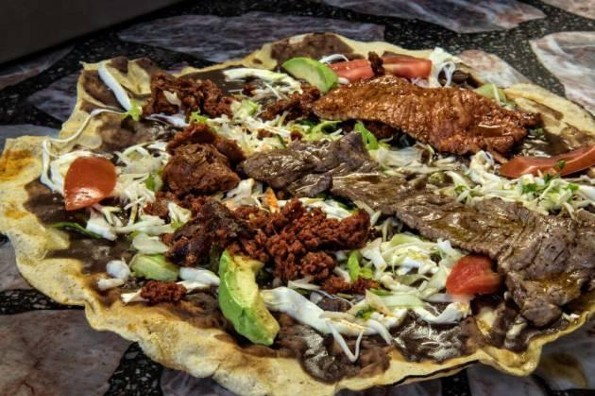 Gana la Tlayuda guerra en Twitter por ser la mejor comida callejera de Latinoamérica