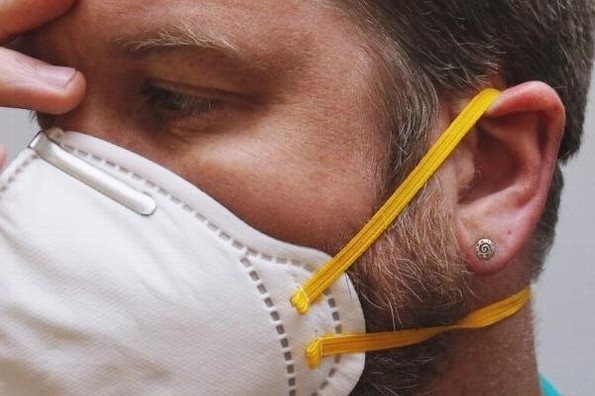 Revela estudio que el COVID-19 puede alojarse también en los oídos