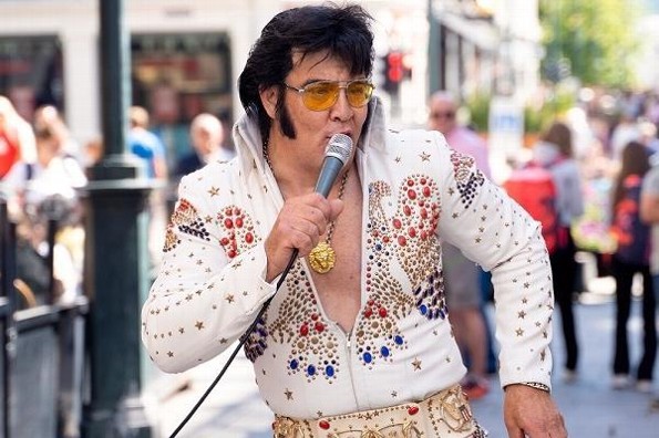 Imitador de Elvis Presley bate récord al cantar 50 horas continuas 