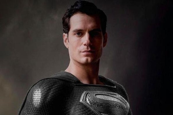Revelan video de Superman portando su traje negro en 