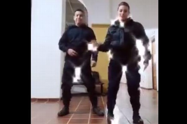 Suspenden a policías por hacer baile de TikTok (+video)
