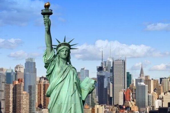 ¡Impresionante! Rayo impacta la Estatua de la Libertad (+video)