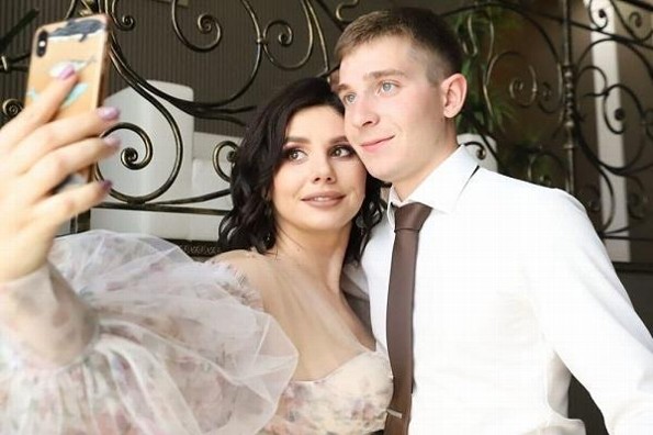 Influencer deja a su marido, se casa con su hijastro ¡y se embaraza! (+fotos)