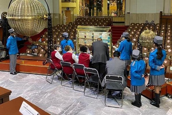 Checa los ganadores del sorteo Zodiaco por los 90 años de XEU (+video)