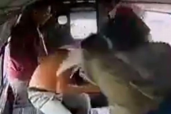 ¡Duro y tupido! Pasajeros golpean y desnudan a asaltante, en CDMX (+videos)