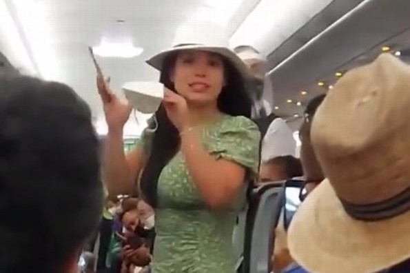 Bajan de avión a #LadyCovid; gritonea a pasajeros y tripulación (+video)