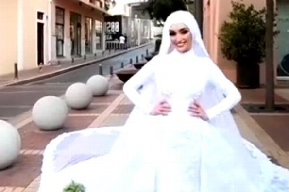 Una novia posa en el momento que ocurre la explosion en Beirut (+video)