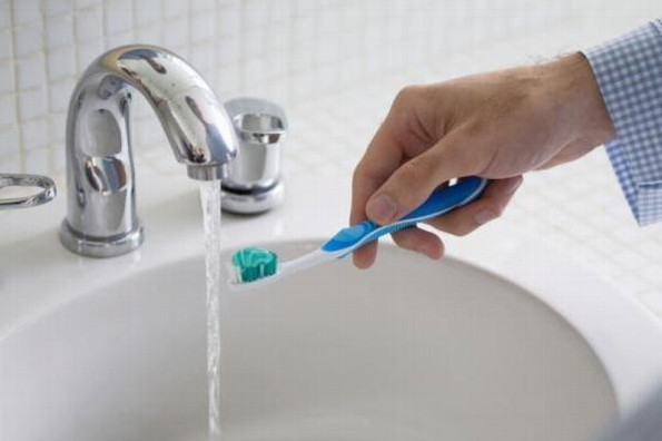¡Checa tips! Que desinfectar tu cepillo de dientes sea un hábito