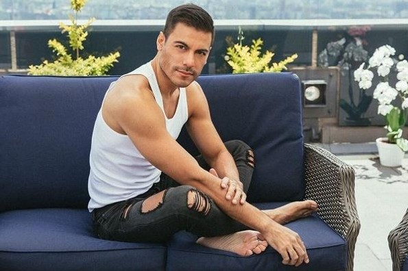 Carlos Rivera estrena canción a voz y guitarra (+video)