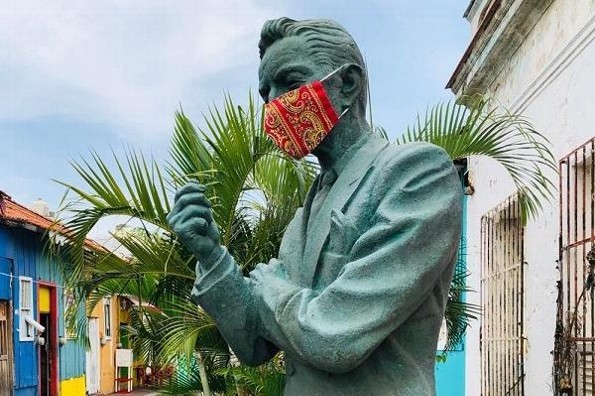 Colocan cubrebocas a estatua de Agustín Lara 
