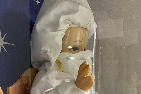 Visten con traje de COVID a Niño Dios en hospital y se viraliza