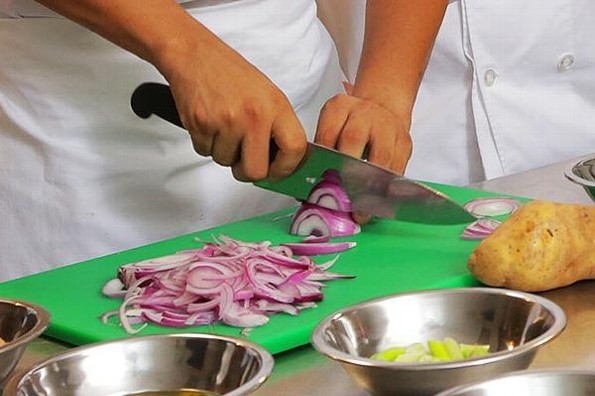 Descartan que el COVID-19 se transmita a través de la comida