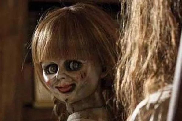 Annabelle está en la vitrina del Museo Warren