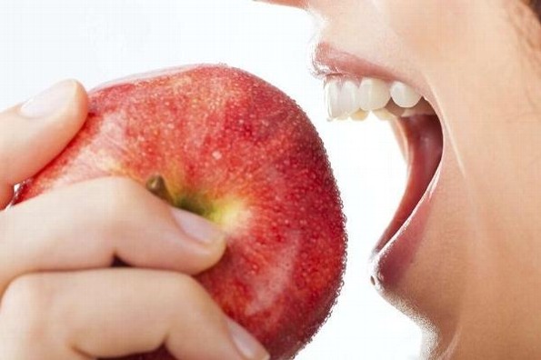Recomiendan no comerse las manzanas cuando empiezan a pudrirse
