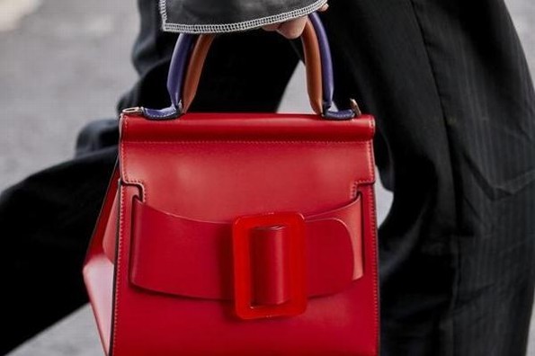 Bolsos rojos: de tendencia a indispensables en tu armario básico