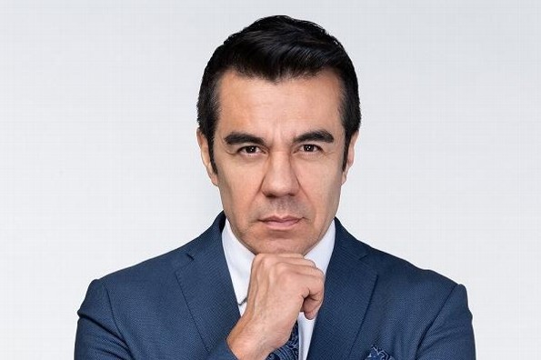 A punto de ser papá, Adrián Uribe celebra 48 años de vida (+foto) 