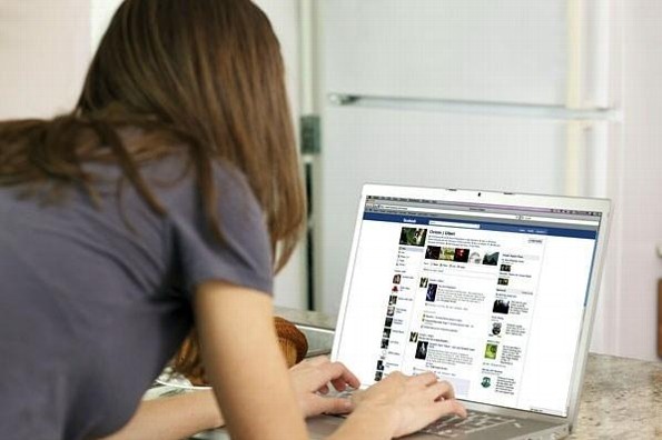Regresa Facebook a sus orígenes, alista plataforma para universitarios