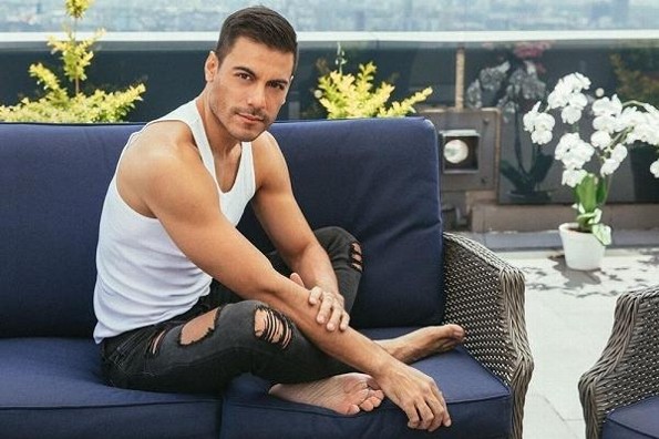 Carlos Rivera alborota las redes con sensuales pasos de baile (+video)