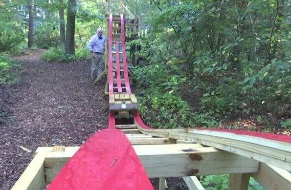 Ay que lindo... Nieto construye a su abuelito una montaña rusa en su casa