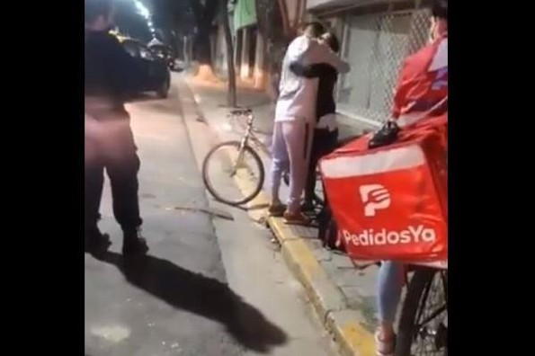 Roban bicicleta a repartidor; clienta le da la suya para que siga trabajando (+video)