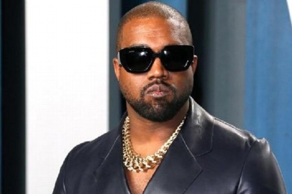 Kanye West protesta contra la industria musical y se orina sobre un Grammy (+video)